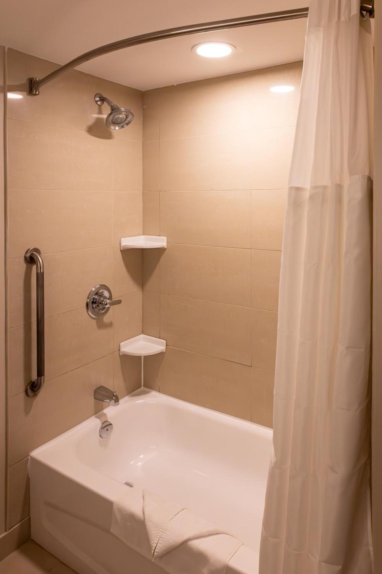 Holiday Inn Express Hotel & Suites Brockville By Ihg Екстер'єр фото