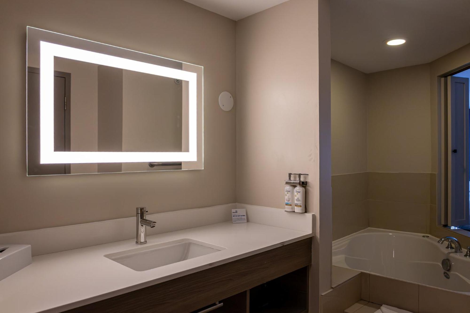 Holiday Inn Express Hotel & Suites Brockville By Ihg Екстер'єр фото